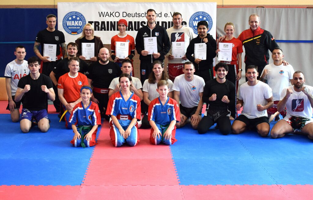 Die Absolventen mit Trainingsgruppe für die praktische Prüfung 