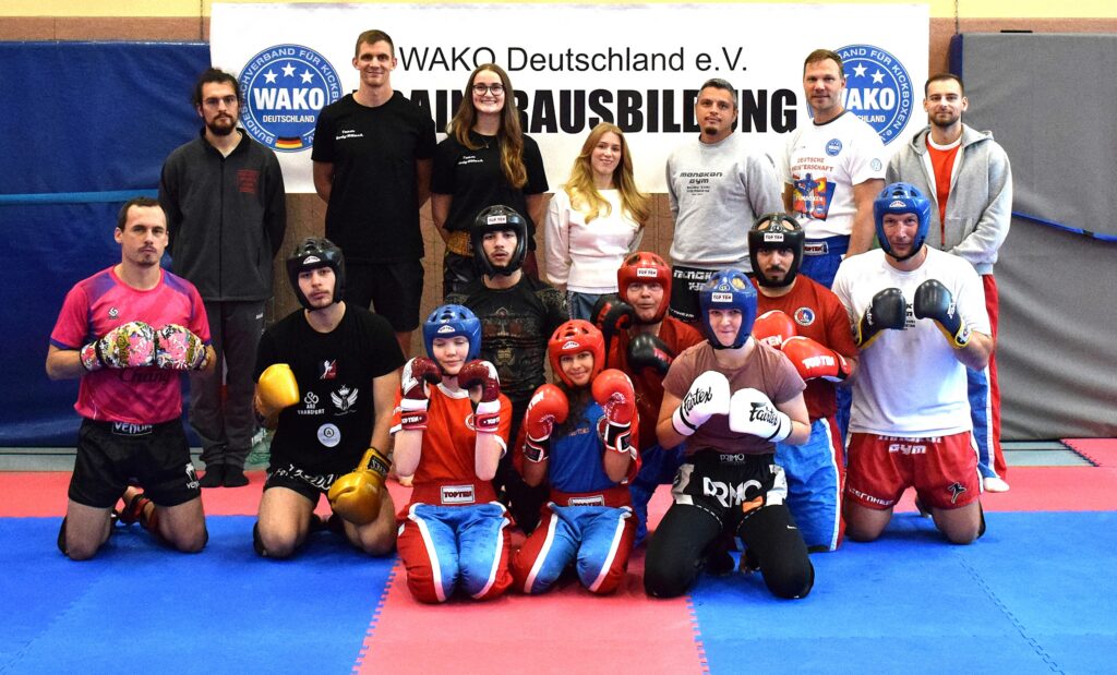 Die Absolventen mit Trainingsgruppe für die praktische Prüfung